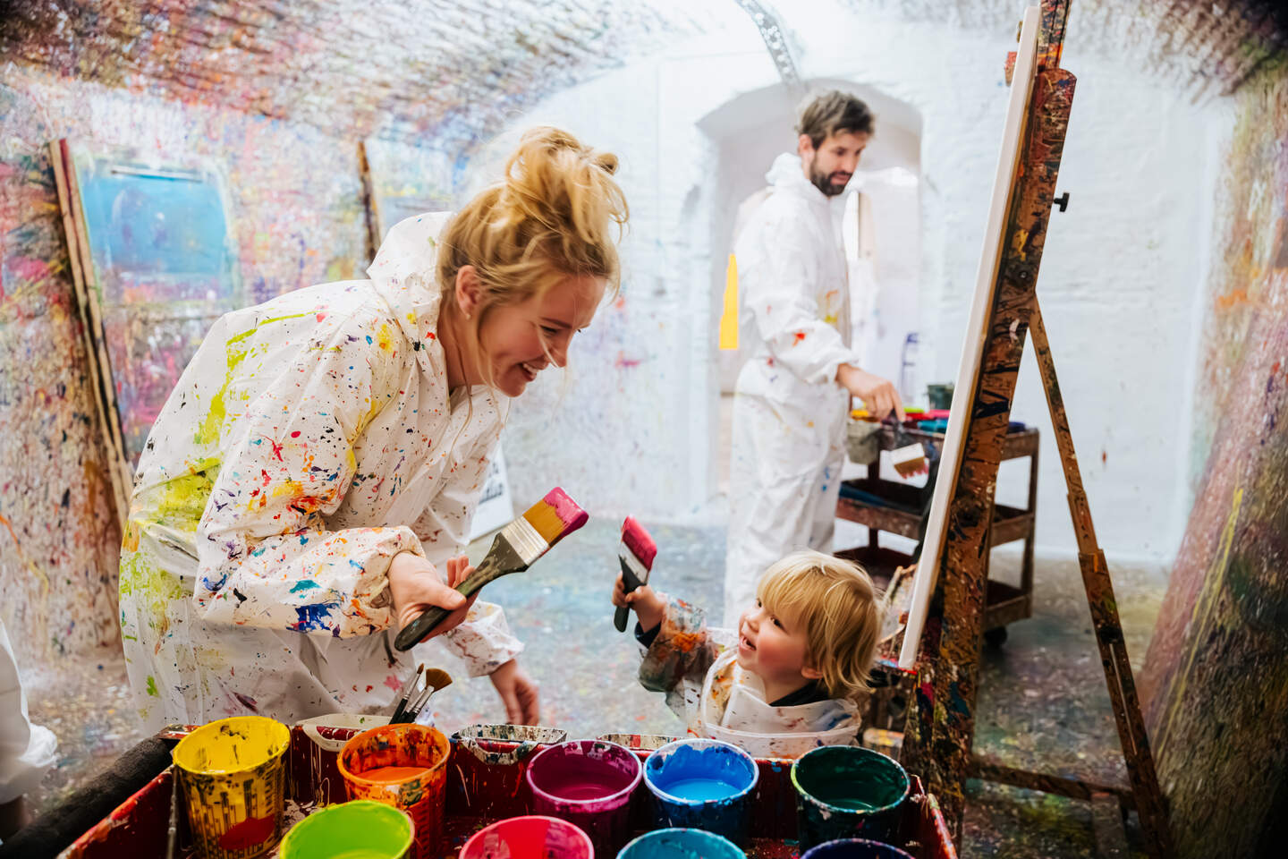 Samen schilderen in een kleurrijk atelier.